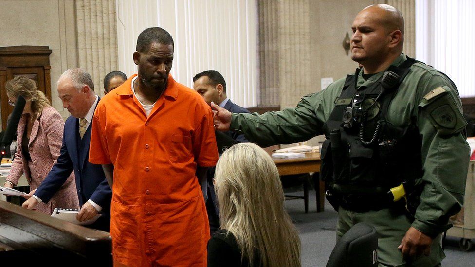 Les chaînes YouTube de R. Kelly supprimées après condamnation