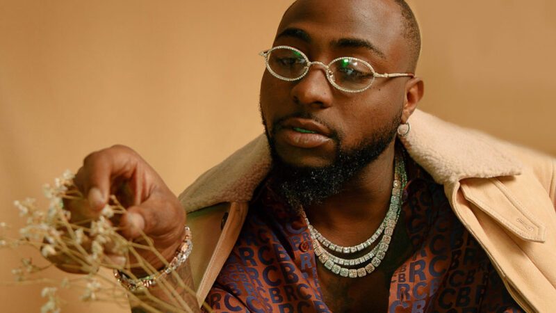 Davido reçoit plus de N53m en moins une heure, après avoir demandé à ses collègues N1m.
