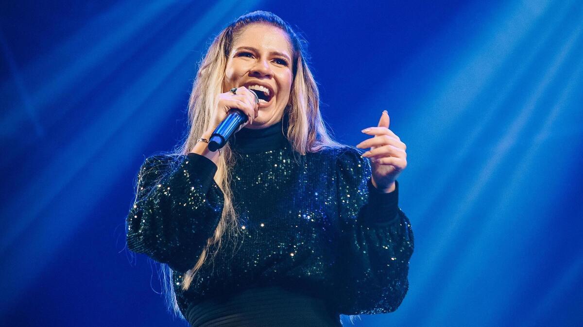 La chanteuse brésilienne Marilia Mendonça, 26 ans, et 4 autres personnes meurent dans un accident d’avion sur le chemin de son concert