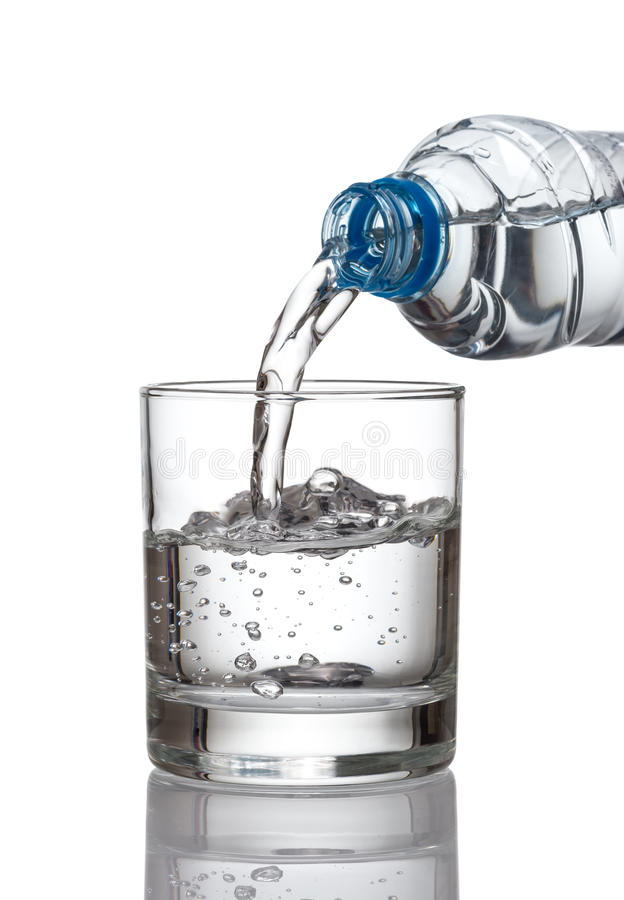 7 avantages possibles de boire de l’eau froide le matin