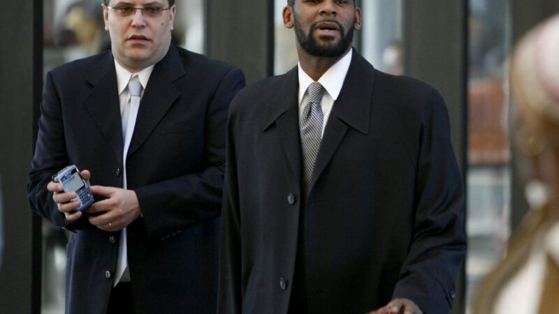 L’ex-Directeur Commercial de R. Kelly veut 850 000 $ en frais d’avocat après son acquittement.