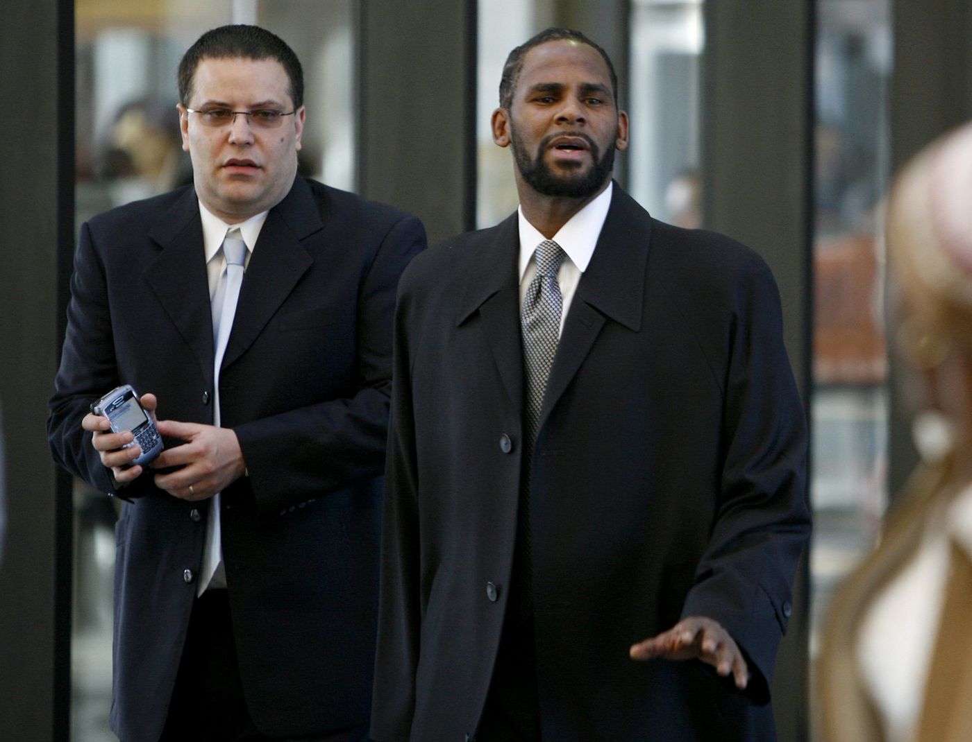 L’ex-Directeur Commercial de R. Kelly veut 850 000 $ en frais d’avocat après son acquittement.