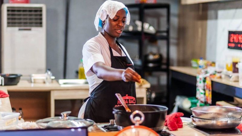 Hilda Baci: la chef nigériane cuisine pendant 100 heures dans la tentative de record du monde Guinness.