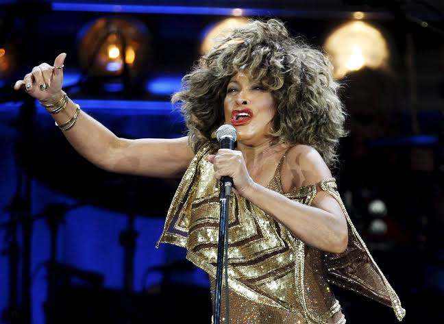 Tina Turner : la légende de la musique décède à 83 ans.
