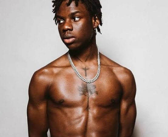 Le chanteur nigérian Rema a battu le record de Wizkid, la star d’Afrobeats, sur le palmarès Billboard World Digital Song Sales après que le remix de son tube « Calm Down » ait obtenu la première place pendant 18 semaines.