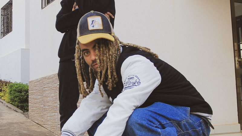 Le créateur de musique talentueux, Jone Beatz, dévoile cette entrée de dope étiquetée,KAPELEKA en feat avec Muzbiti.