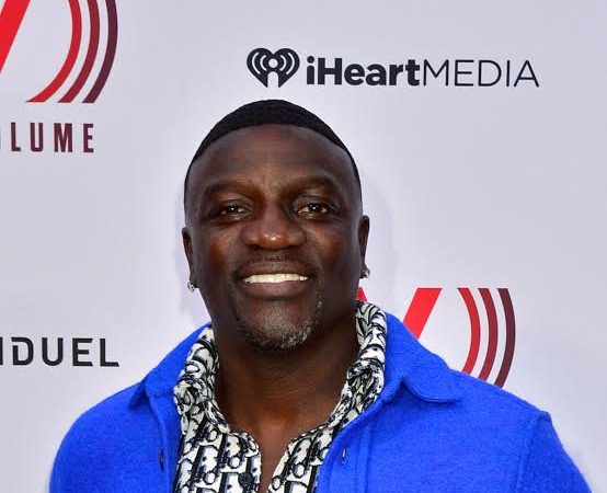 Si vous voulez rester riche, restez avare’ – Akon donne des conseils financiers.