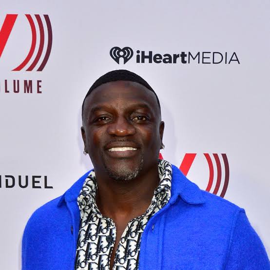 Si vous voulez rester riche, restez avare’ – Akon donne des conseils financiers.