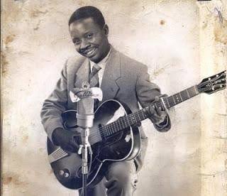 JEAN BOSCO MWENDA précurseurs ayant imposé le style de guitare acoustique au jeu circulaire dans la musique congolaise.