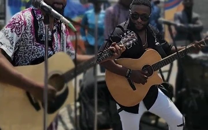 Joe Kyzi et Mjoe Zuka rendent hommage à JEAN BOSCO, EDOUARD MASENGO et MUFWANKOLO WA LESA à la pyramide du Panthéon des artistes de Kinshasa.