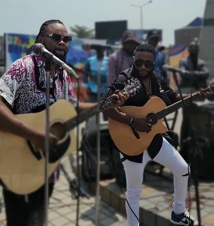 Joe Kyzi et Mjoe Zuka rendent hommage à JEAN BOSCO, EDOUARD MASENGO et MUFWANKOLO WA LESA à la pyramide du Panthéon des artistes de Kinshasa.