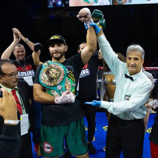 Noel Mikaelian élimine Ilunga Makabu au 3ieme Round.